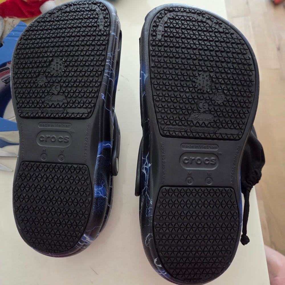 Crocs Classic Clog Lightning Black Blue Men's 6 Womens 8 Shoes Casual Comfort - Picture 8 of 8